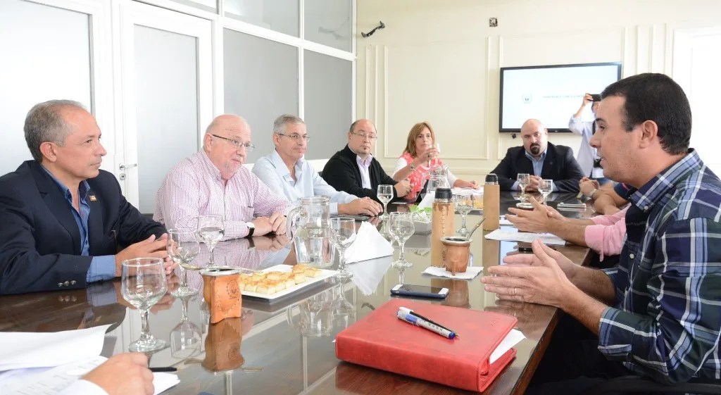 Autorización de endeudamiento: Concejales recibieron a empresarios de la construcción