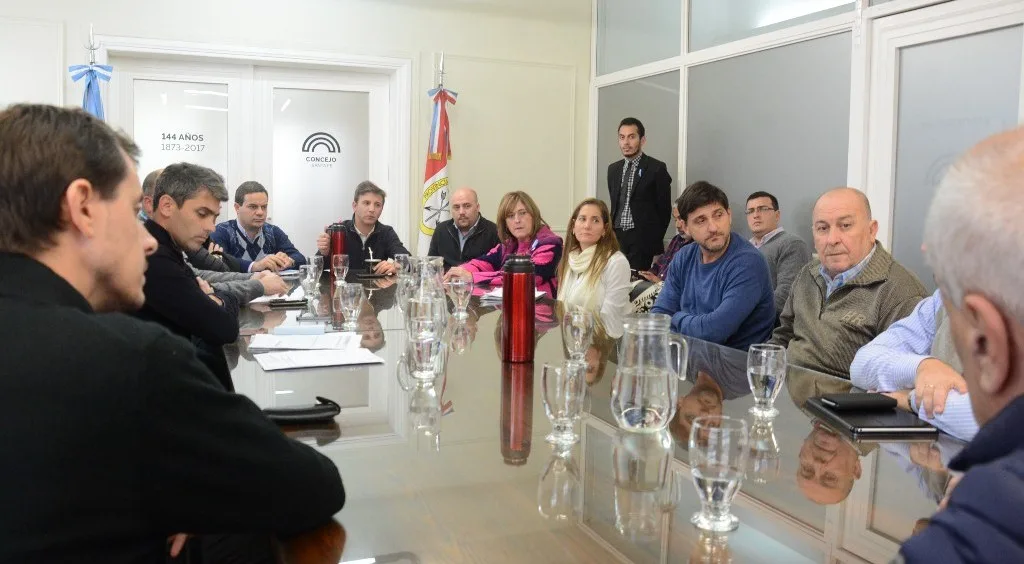 Concejales se reunieron con vecinos de B° Sargento Cabral por obra de pavimento y desagües sobre calle Vélez Sarsfield