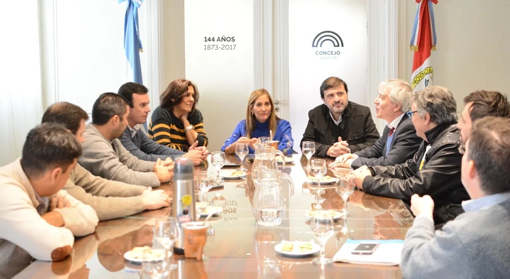 Agua potable y gratuita en bares de la ciudad: reunión con especialista por el “Derecho de Jarras”