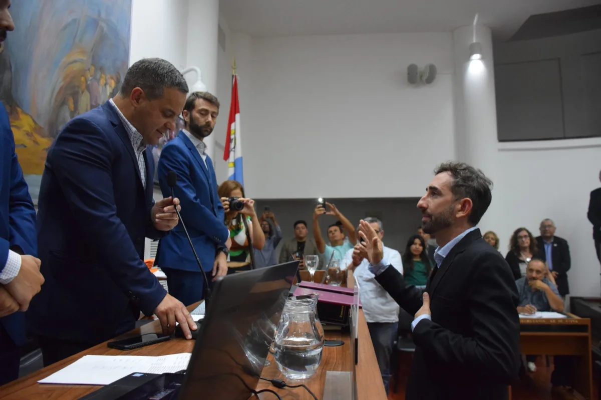 Martín Rico asumió su banca en el Concejo