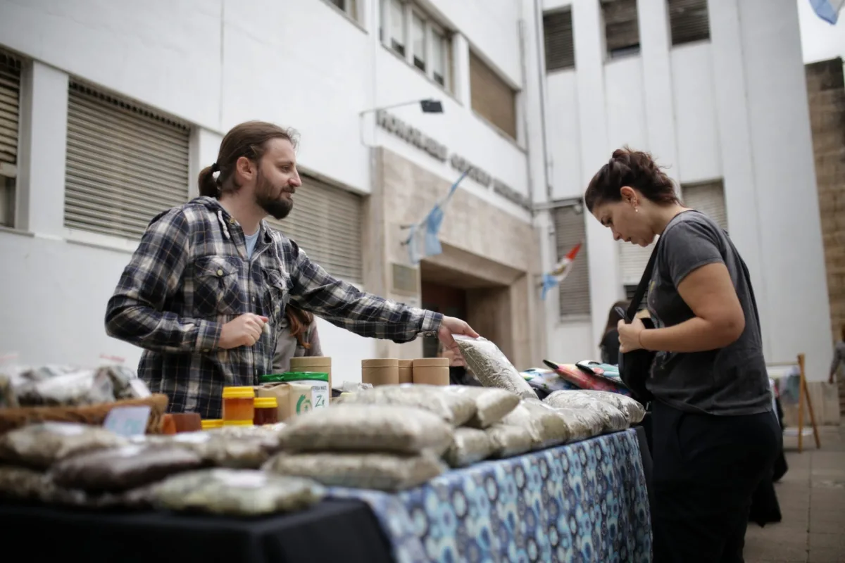 Vuelve la Feria de Emprendedores a la explanada del Concejo