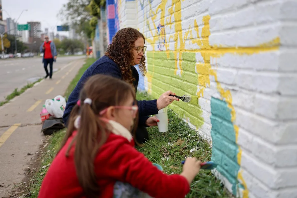 De esto sí se habla: pintan un mural en el puerto para visibilizar la salud mental adolescente