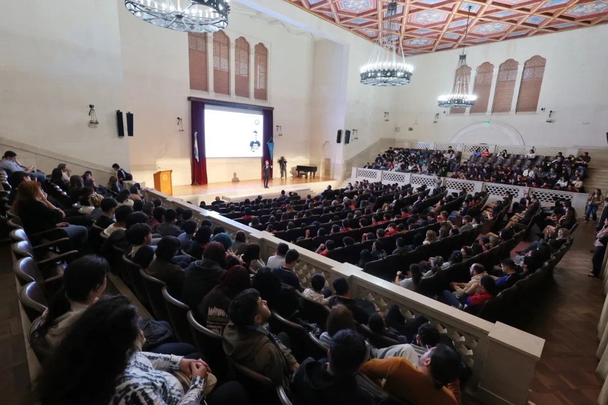 Salud mental y ludopatía digital: estudiantes fueron protagonistas del cierre a sala llena de “De esto sí se habla”