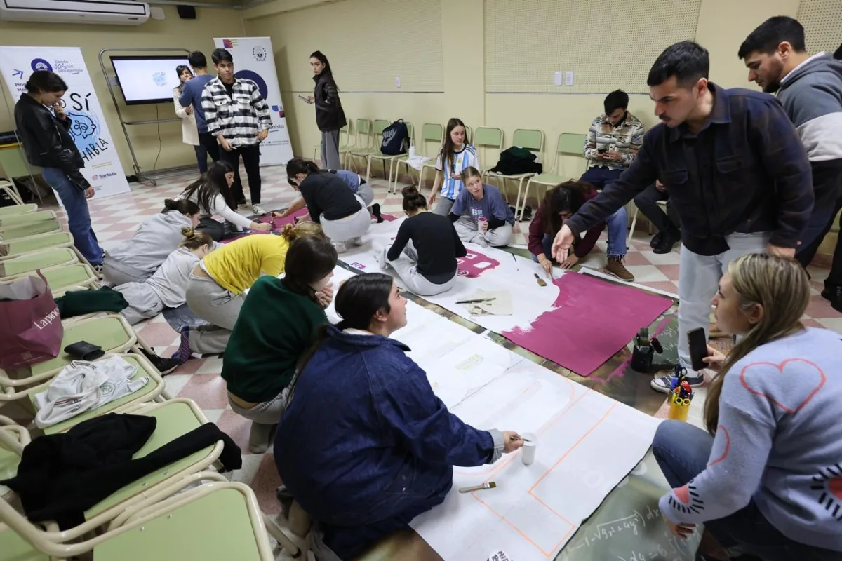 Estudiantes transforman sus reflexiones sobre salud mental en murales colectivos