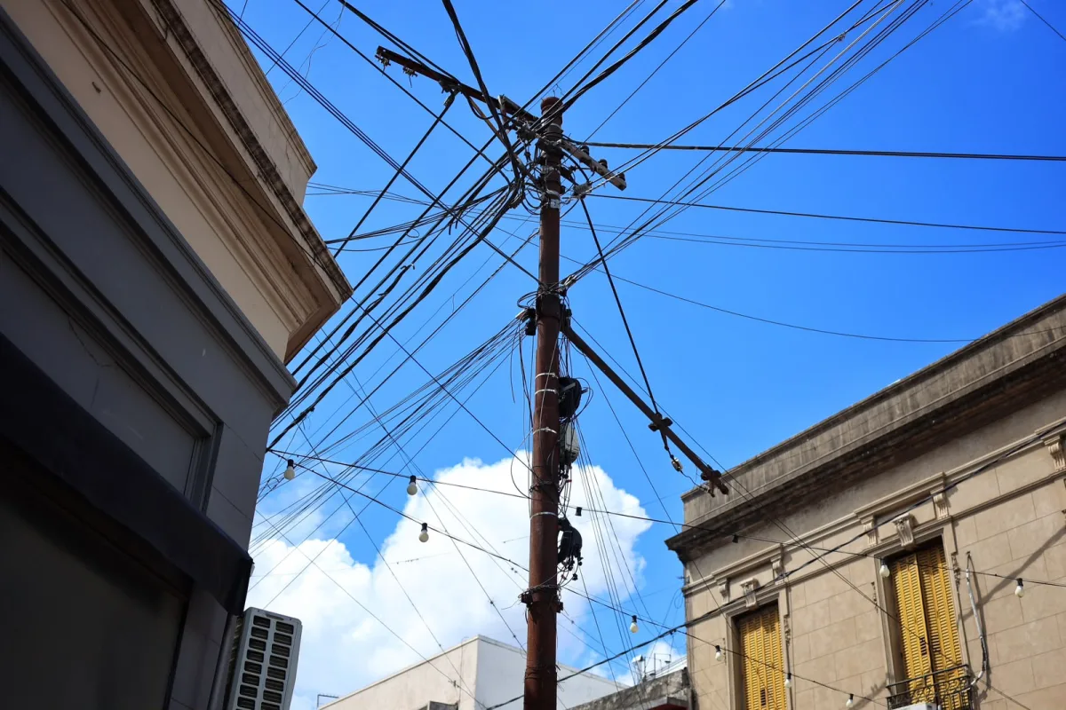 Santa Fe avanza hacia el ordenamiento del cableado aéreo