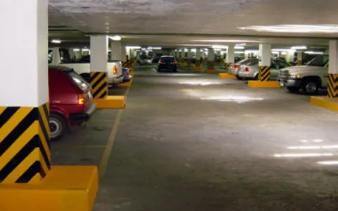 Los estacionamientos deberán reservar un espacio para motos y bicicletas