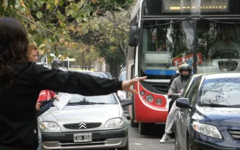 Promueven un carril de uso preferencial para colectivos en avenidas troncales