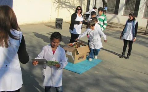 Los chicos de la Escuela Estanislao López cambiaron juguetes bélicos por libros y juegos didácticos