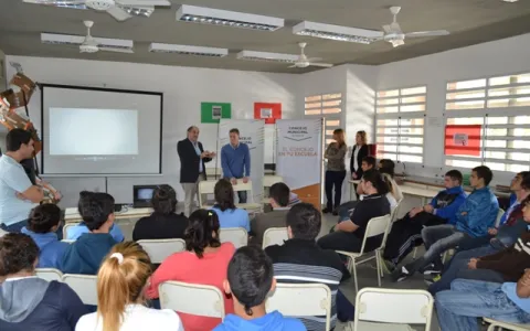 Los Concejales llevaron su propuesta educativa a la Escuela Técnica Nº 527