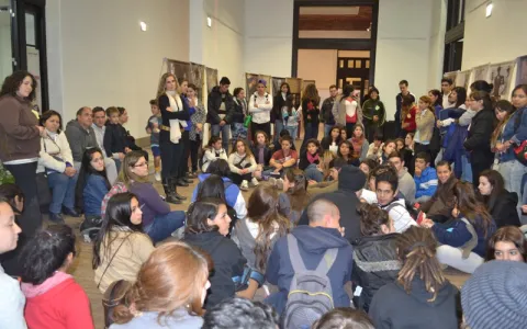 Jóvenes voluntarios comparten la vida y valores de Ana Frank