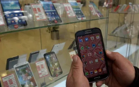 El Municipio regulará la compra y venta de celulares
