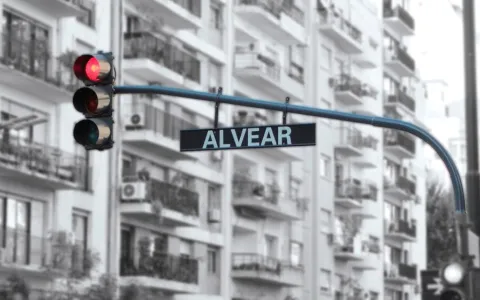 Solicitan colocar nomencladores pescantes en los semáforos de las principales avenidas y accesos