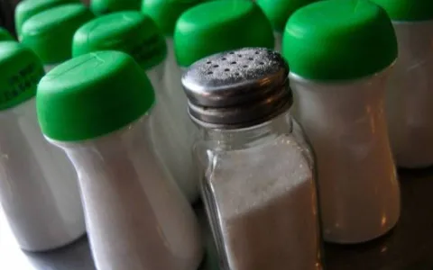 Establecimientos gastronómicos deberán ofrecer sal dietética con bajo contenido de sodio