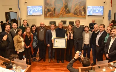 El Concejo reconoció la trayectoria profesional del periodista Carlos Miguel Mehaudy