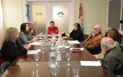 El Concejo entregará el reconocimiento a la Trayectoria Educativa “Marta Samatán” al profesor Héctor Rotger