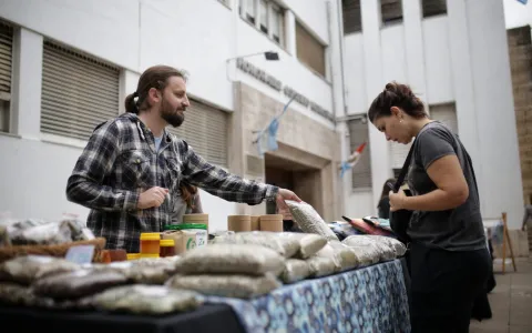 Vuelve la Feria de Emprendedores a la explanada del Concejo