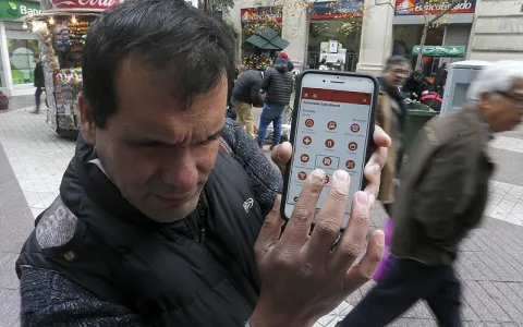 Buscan incorporar una app que funcione como “lazarillo” en las oficinas públicas