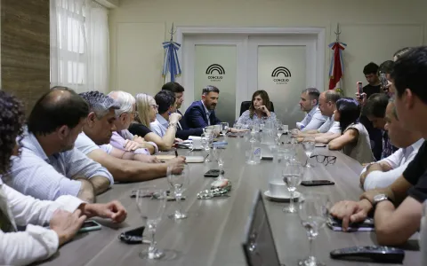 Concejales recibieron al ministro Estévez para conocer detalles del proyecto  para La Esmeralda
