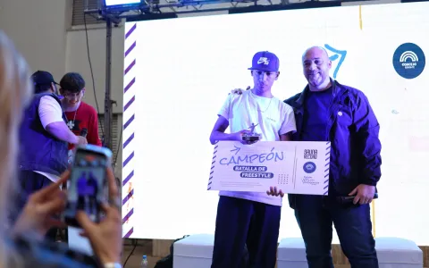Los jóvenes y el Freestyle fueron protagonistas en la explanada del Concejo  Municipal