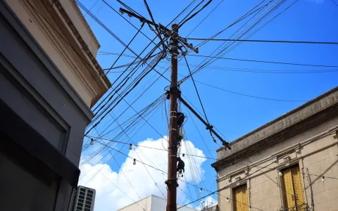Santa Fe avanza hacia el ordenamiento del cableado aéreo